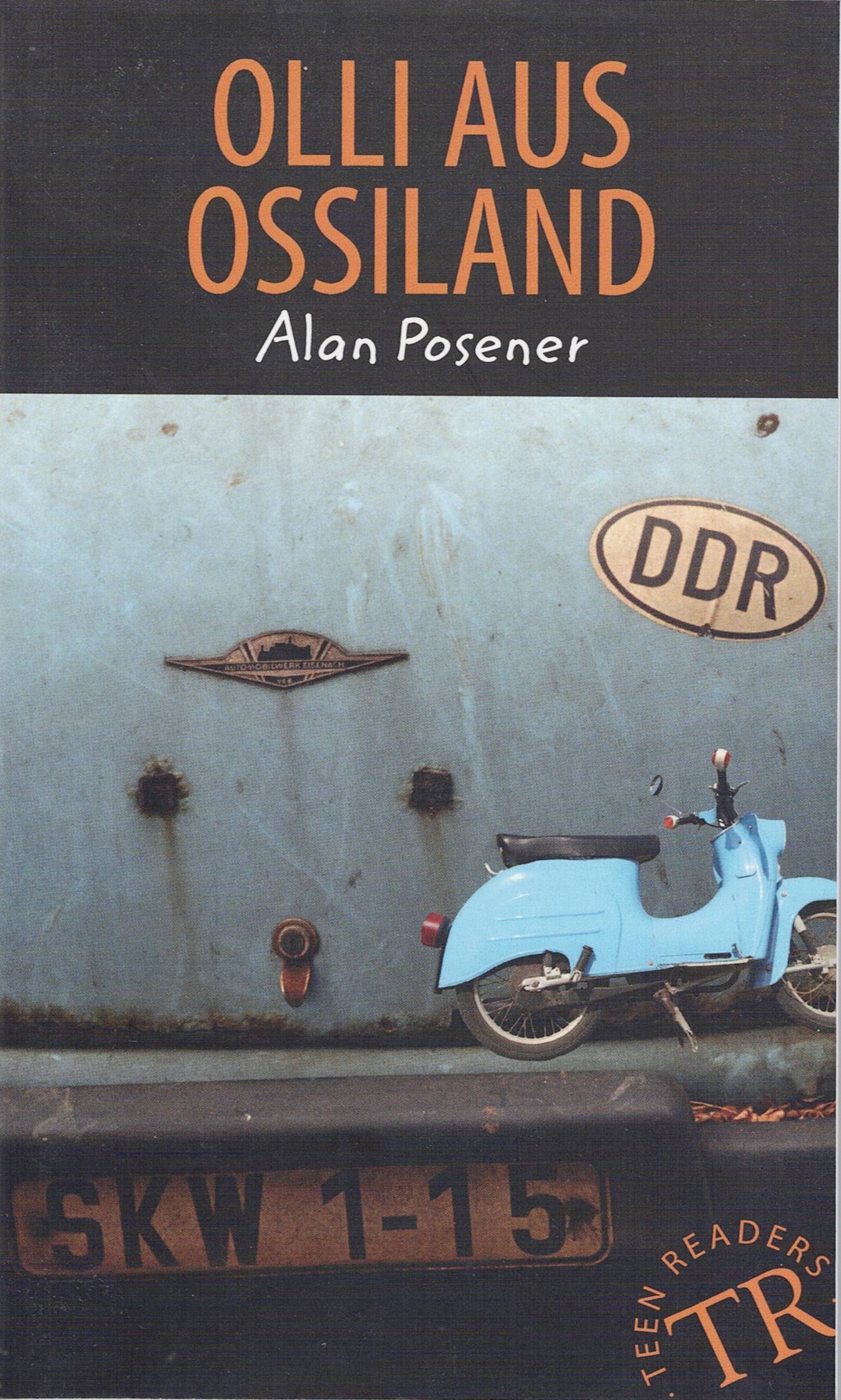 Couverture de Olli aus Ossiland, une moto bleue et un panneau DDR, dans le fond une voiture en très gros plan